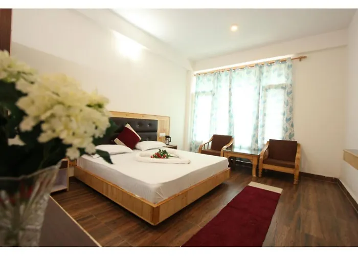 Hotel Budget Saras Manali Near Temple - Free Parking - Restaurant Facilities - Best Hotel In Manali